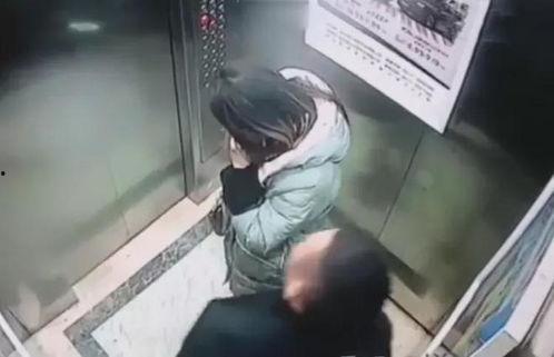 國產(chǎn)偷窺男人撒尿視頻,偷窺者如何捕捉男人私密時刻